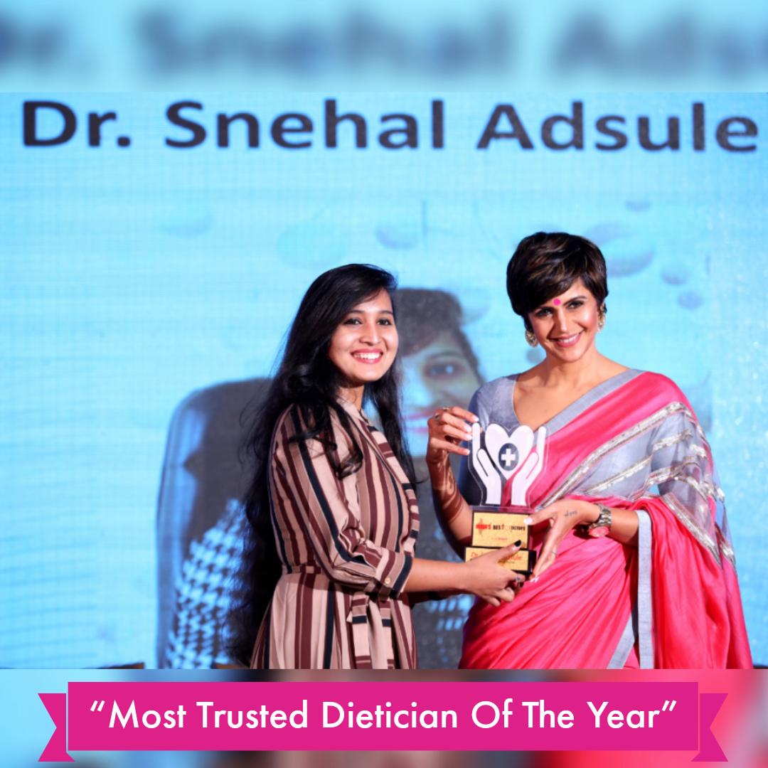 Dr. Snehal receiving Most Trusted Dietician award